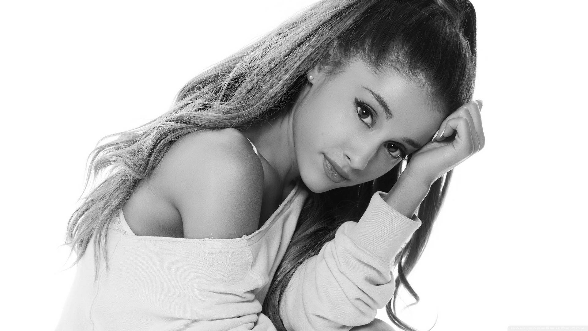 Ariana Grande 2880X1620 Wallpaper and Background Image