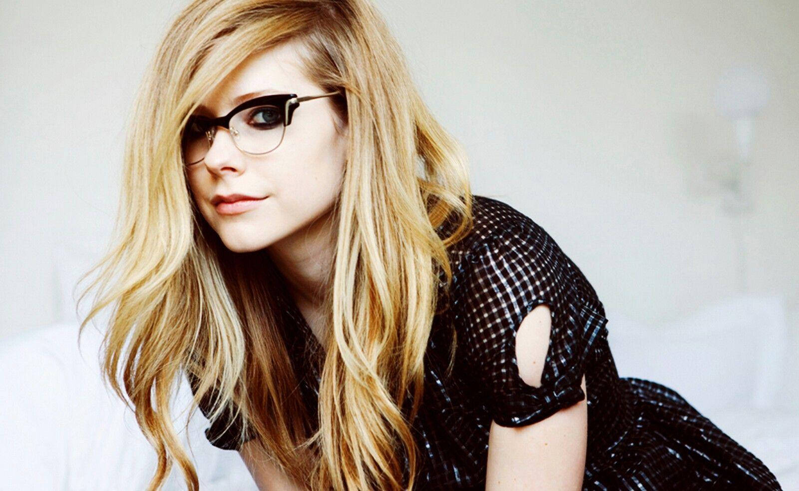 1600X983 Avril Lavigne Wallpaper and Background