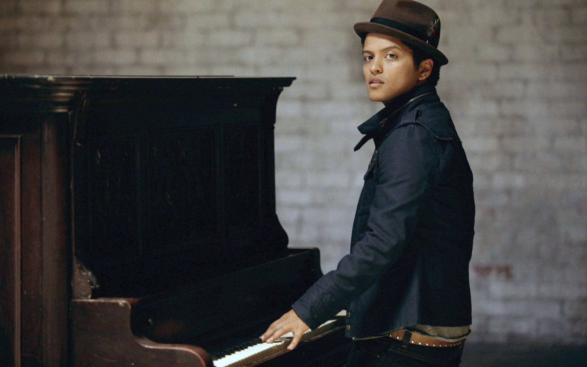 Bruno Mars 2560X1600 Wallpaper and Background Image