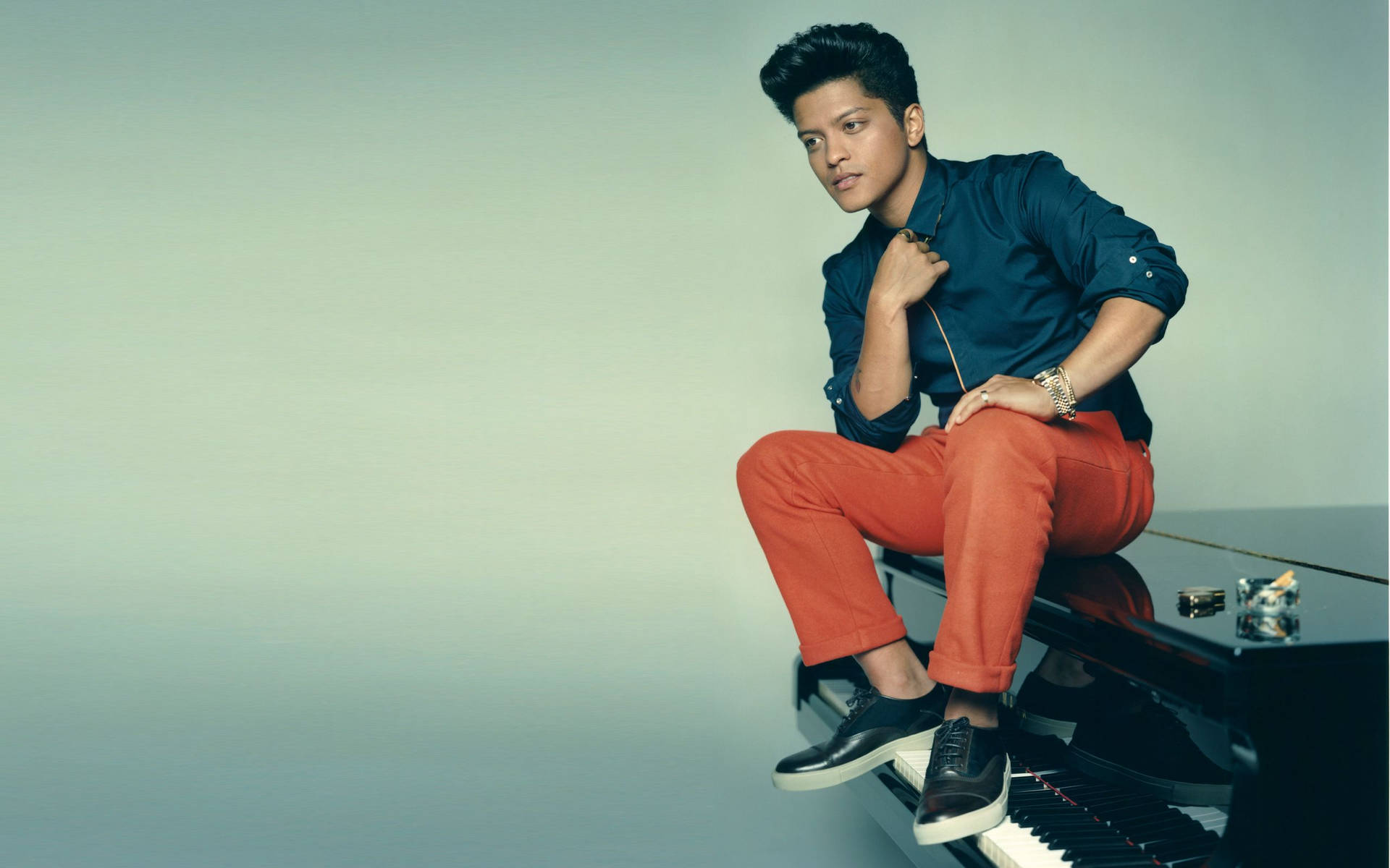 Bruno Mars 2560X1600 Wallpaper and Background Image