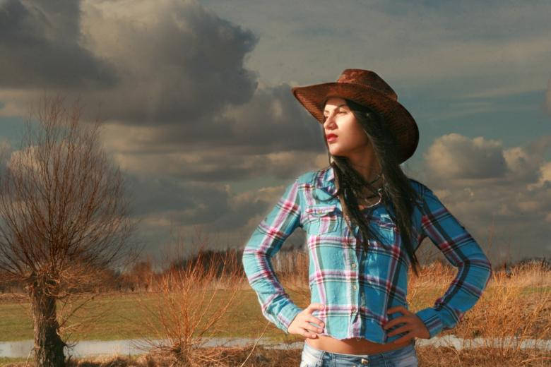 780X520 Cowgirl Wallpaper and Background