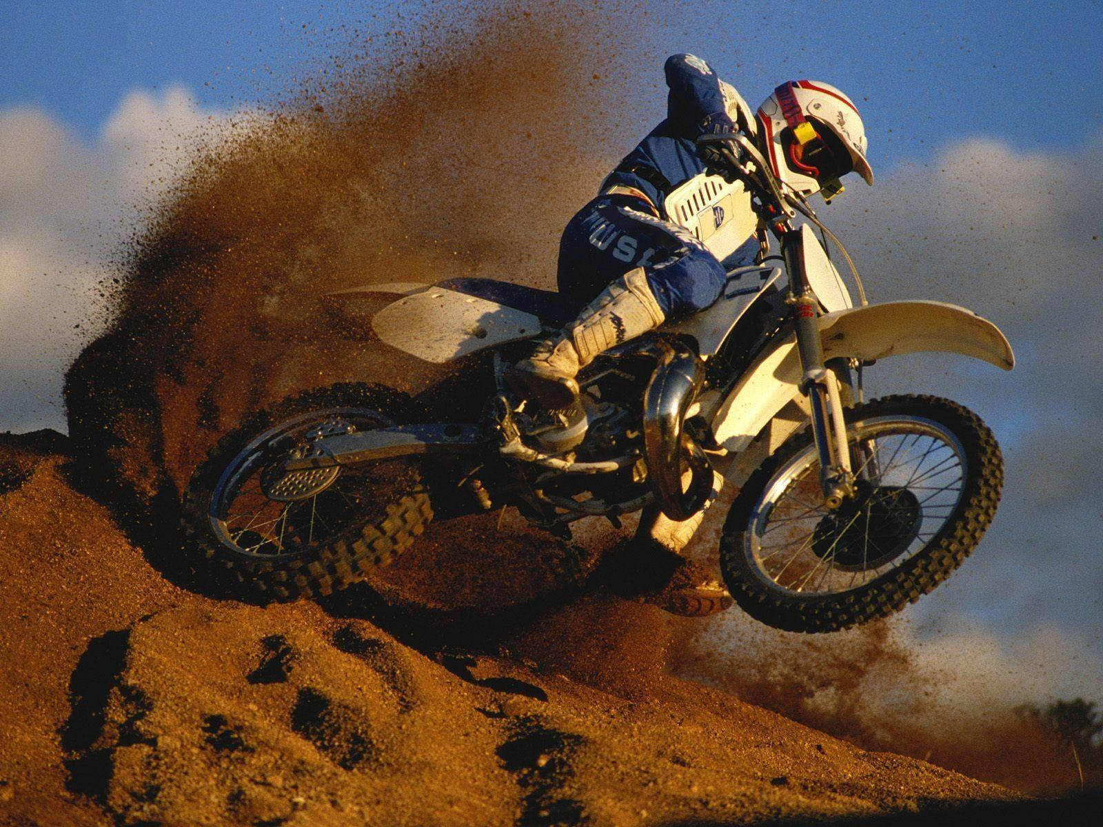 Dirt Bike 1600X1200 Wallpaper and Background Image