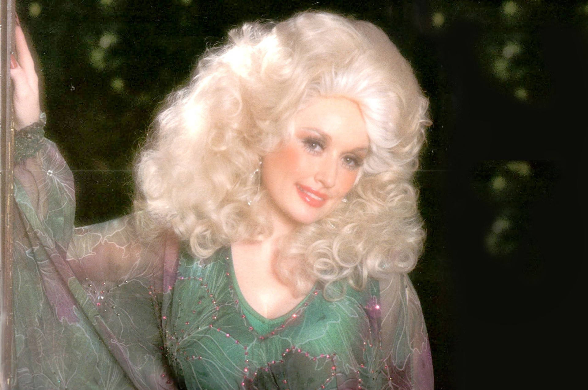 2560X1700 Dolly Parton Wallpaper and Background