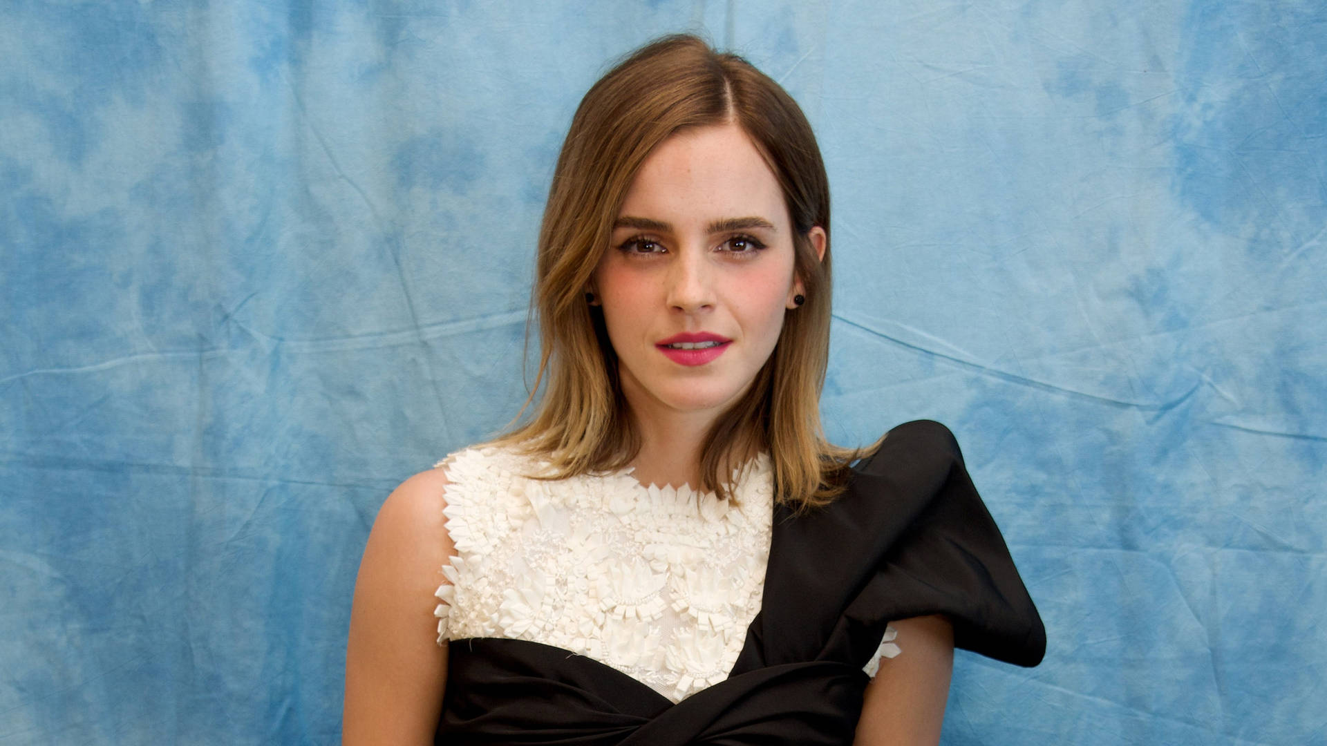 Emma Watson 2560X1440 wallpaper
