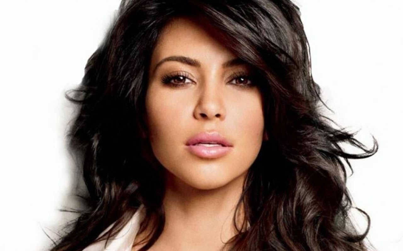 Kim Kardashian 1280X800 Wallpaper and Background Image
