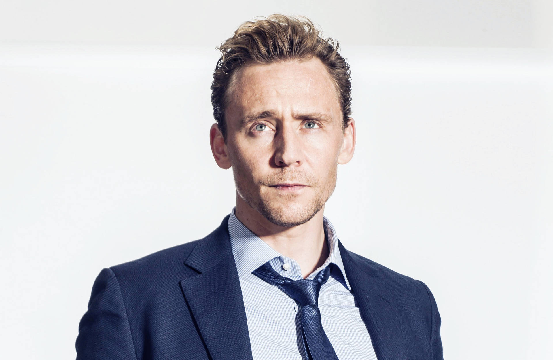 Tom Hiddleston 2048X1333 Wallpaper and Background Image