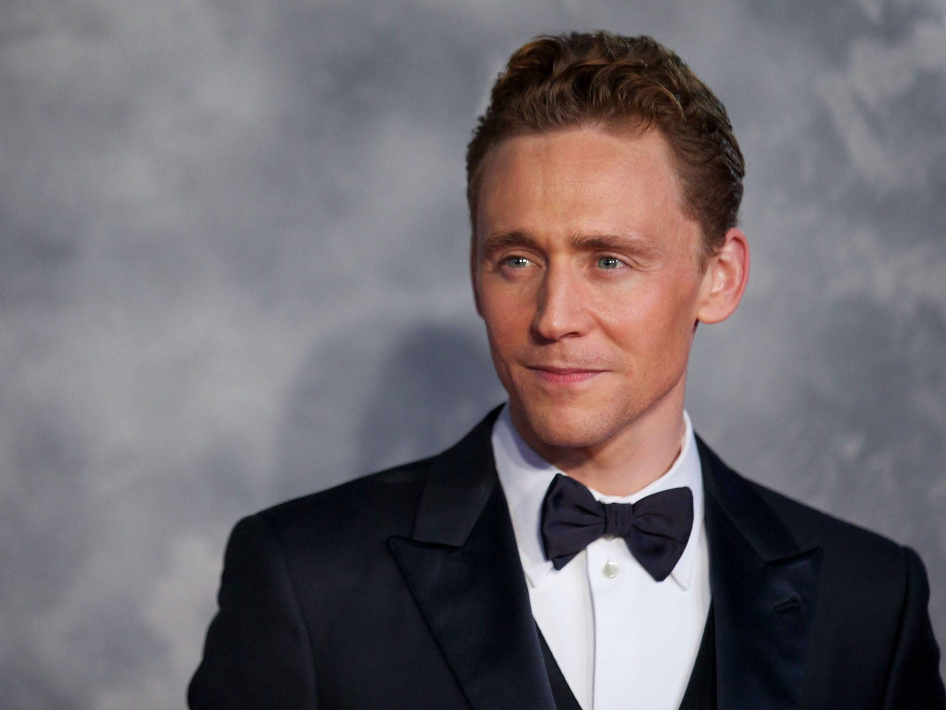 Tom Hiddleston 2048X1538 Wallpaper and Background Image