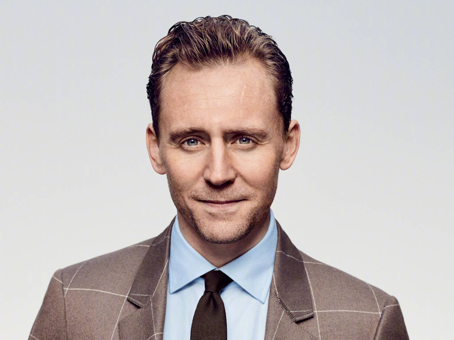 Tom Hiddleston 2560X1920 Wallpaper and Background Image
