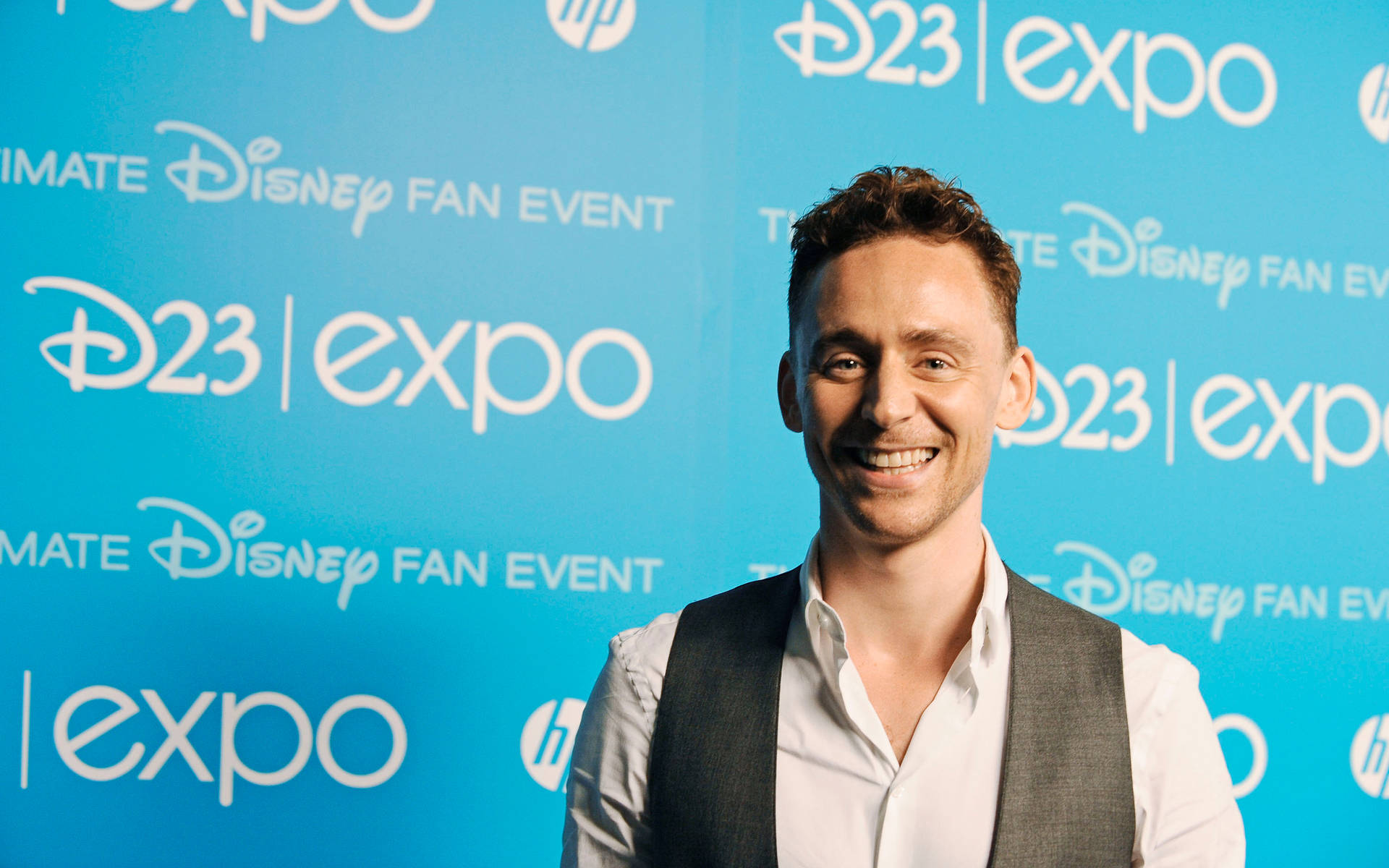 Tom Hiddleston 2880X1800 Wallpaper and Background Image