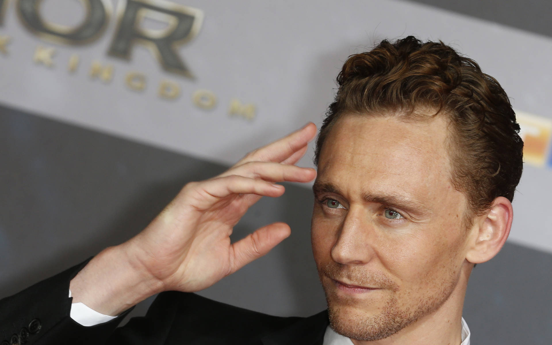 Tom Hiddleston 3200X2000 Wallpaper and Background Image