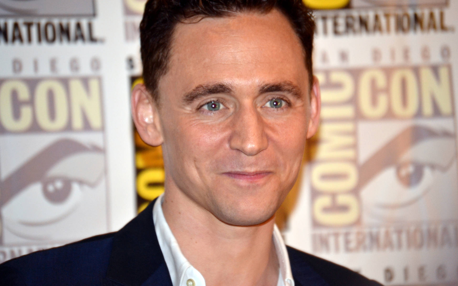 3200X2000 Tom Hiddleston Wallpaper and Background