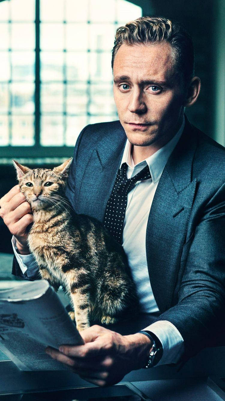 750X1334 Tom Hiddleston Wallpaper and Background